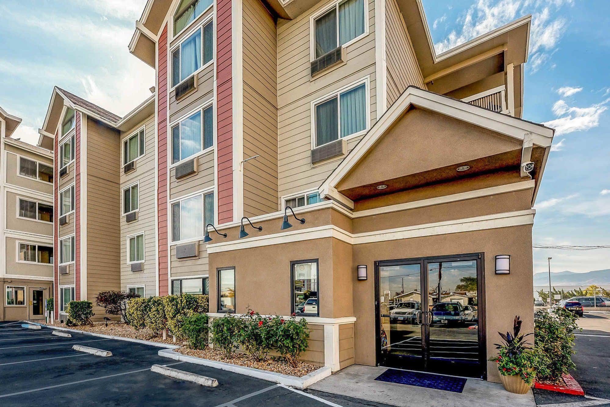 Quality Inn & Suites Reno Airport Exterior photo